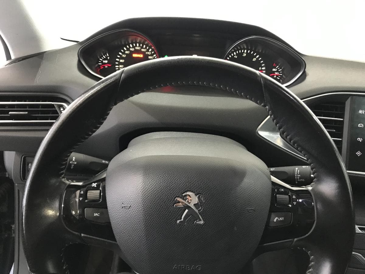 Peugeot 308 1.6 Blue HDI · Ano 2015 — imagem 42