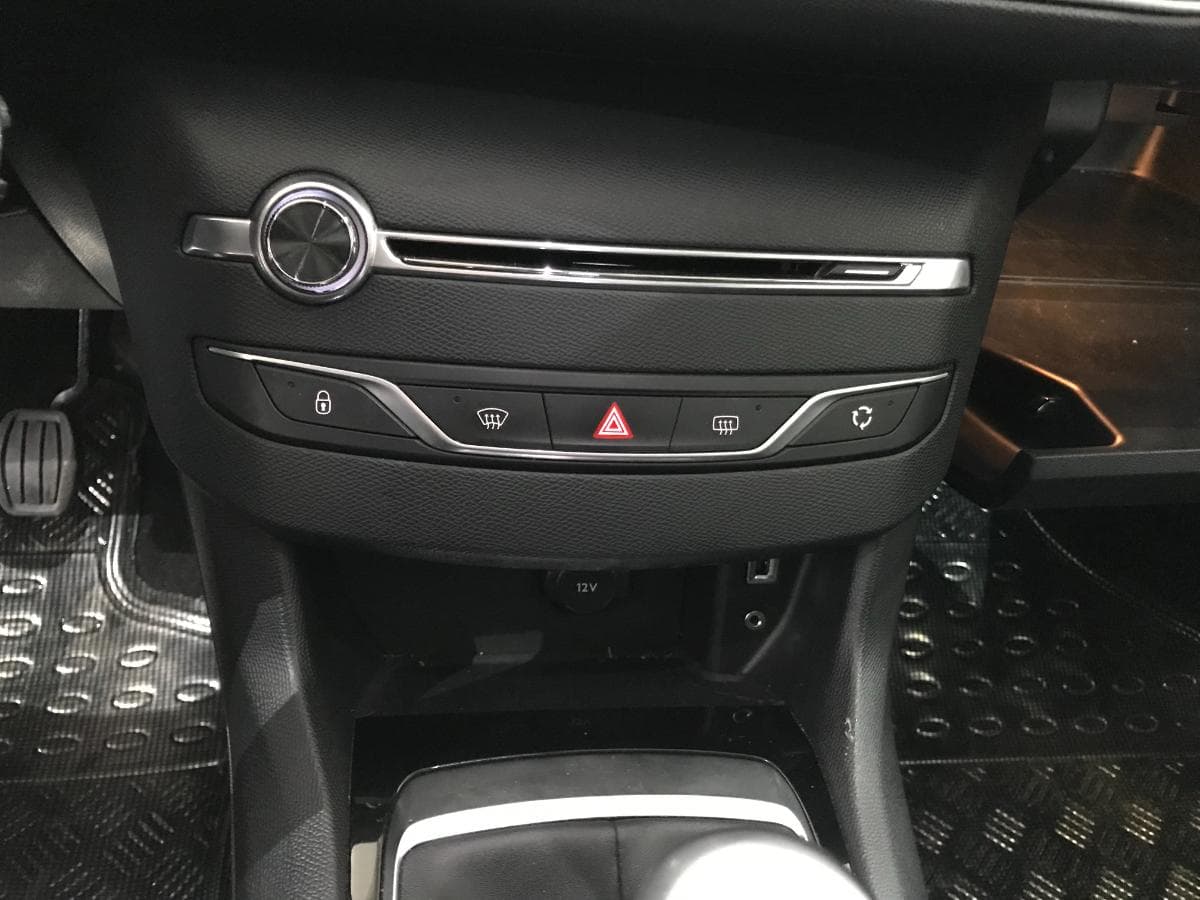 Peugeot 308 1.6 Blue HDI · Ano 2015 — imagem 43