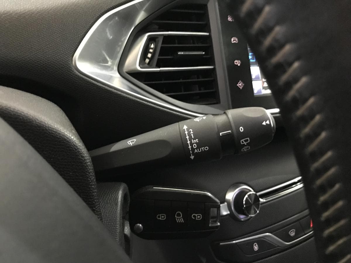 Peugeot 308 1.6 Blue HDI · Ano 2015 — imagem 51