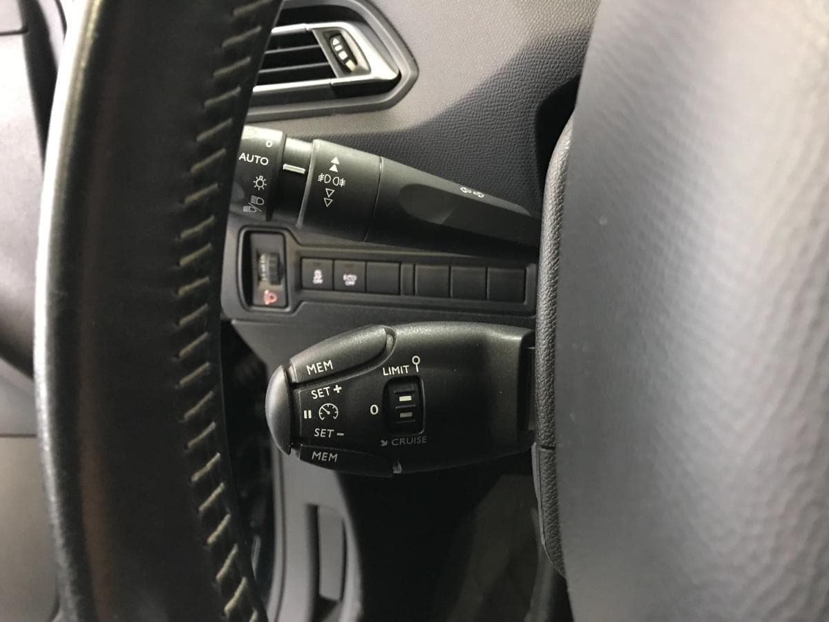 Peugeot 308 1.6 Blue HDI · Ano 2015 — imagem 52