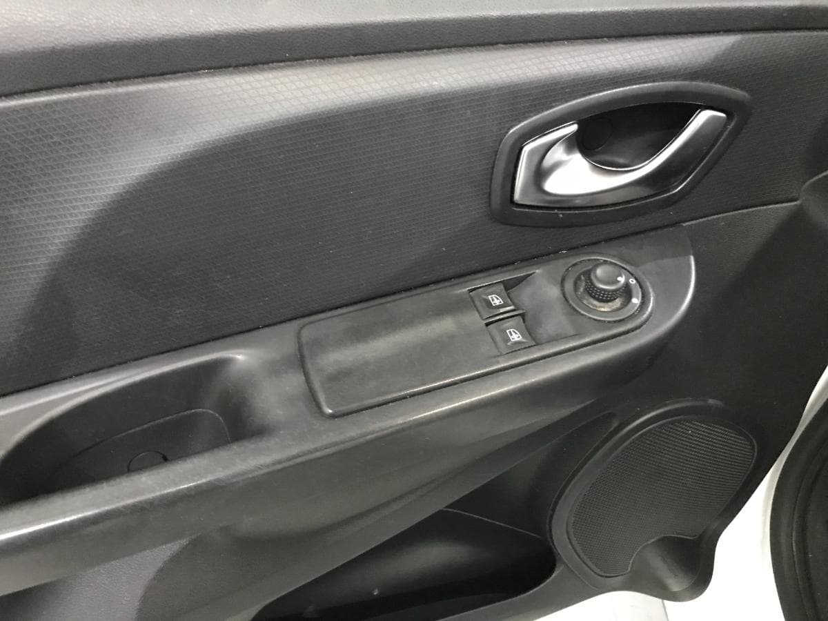Renault Clio 1.5 DCI · Ano 2016 — image 36