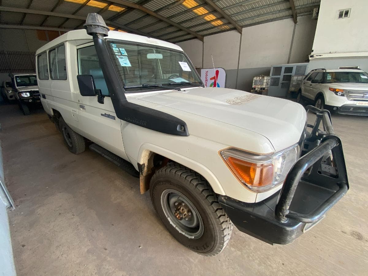 Toyota Land Cruiser (4x4) · — imagem 2