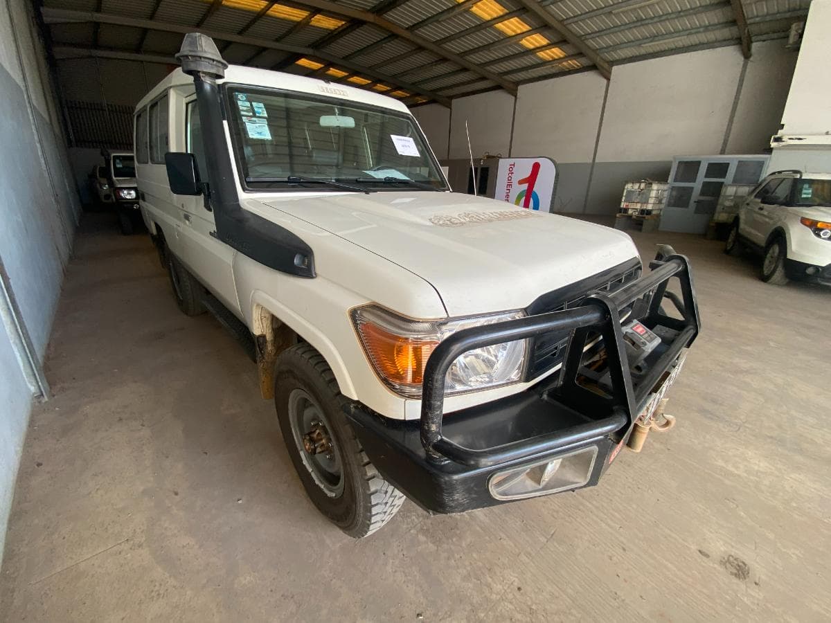 Toyota Land Cruiser (4x4) · — imagem 3