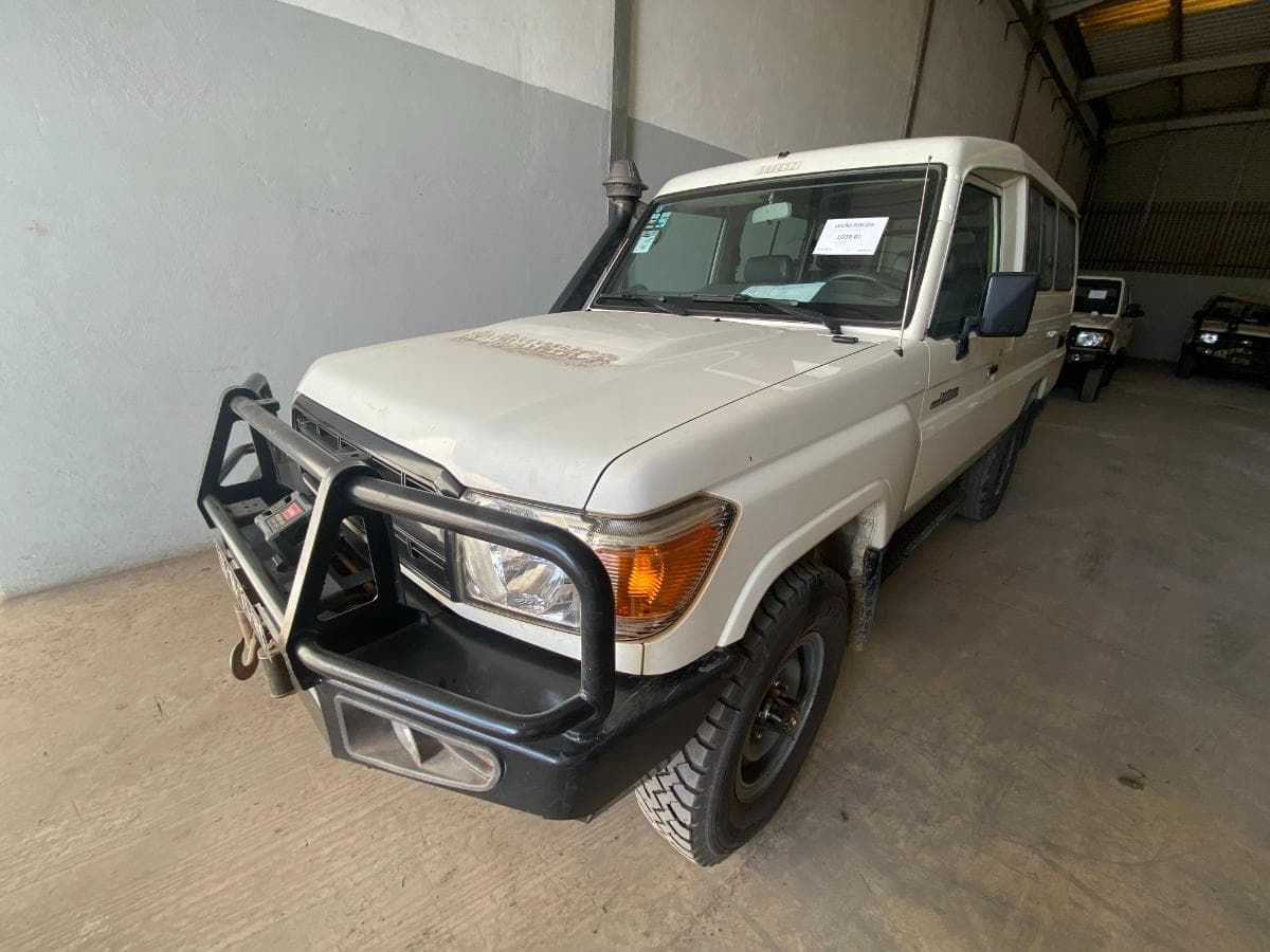 Toyota Land Cruiser (4x4) ·
