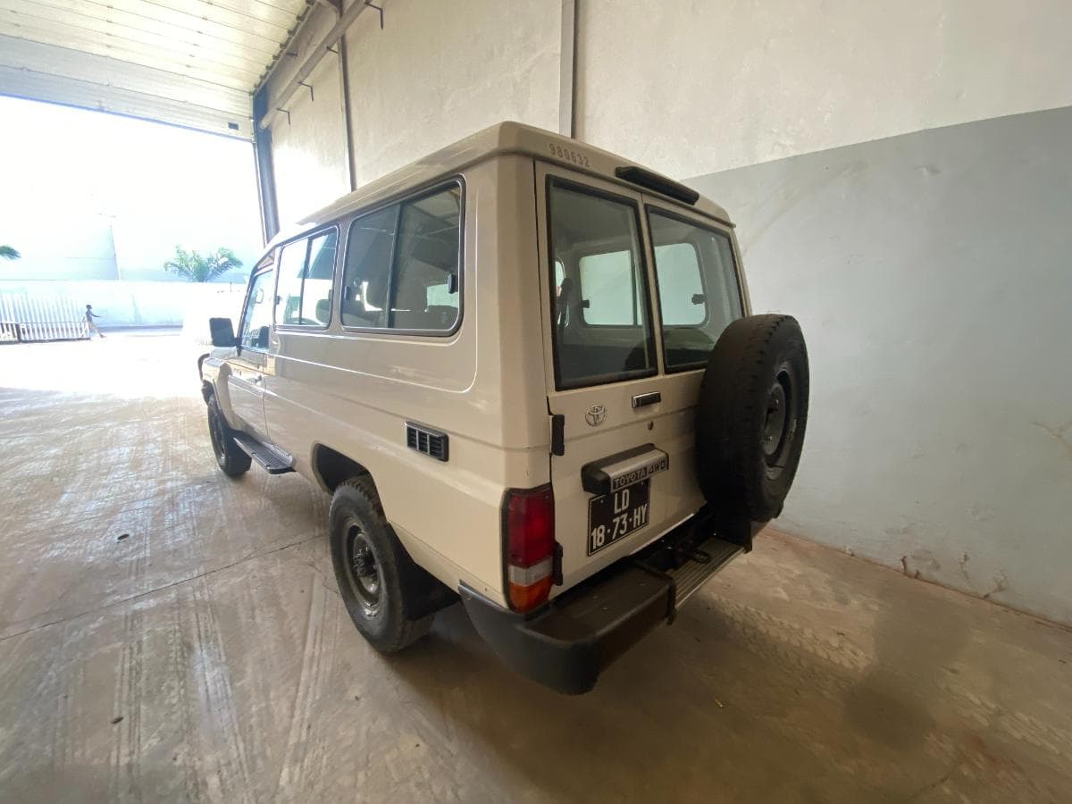 Toyota Land Cruiser (4x4) · — imagem 4