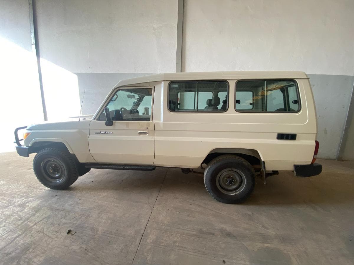 Toyota Land Cruiser (4x4) · — imagem 8