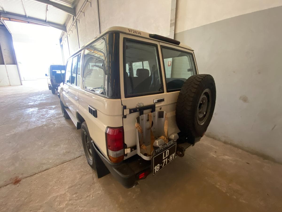 Toyota Land Cruiser (4x4) · — imagen 7
