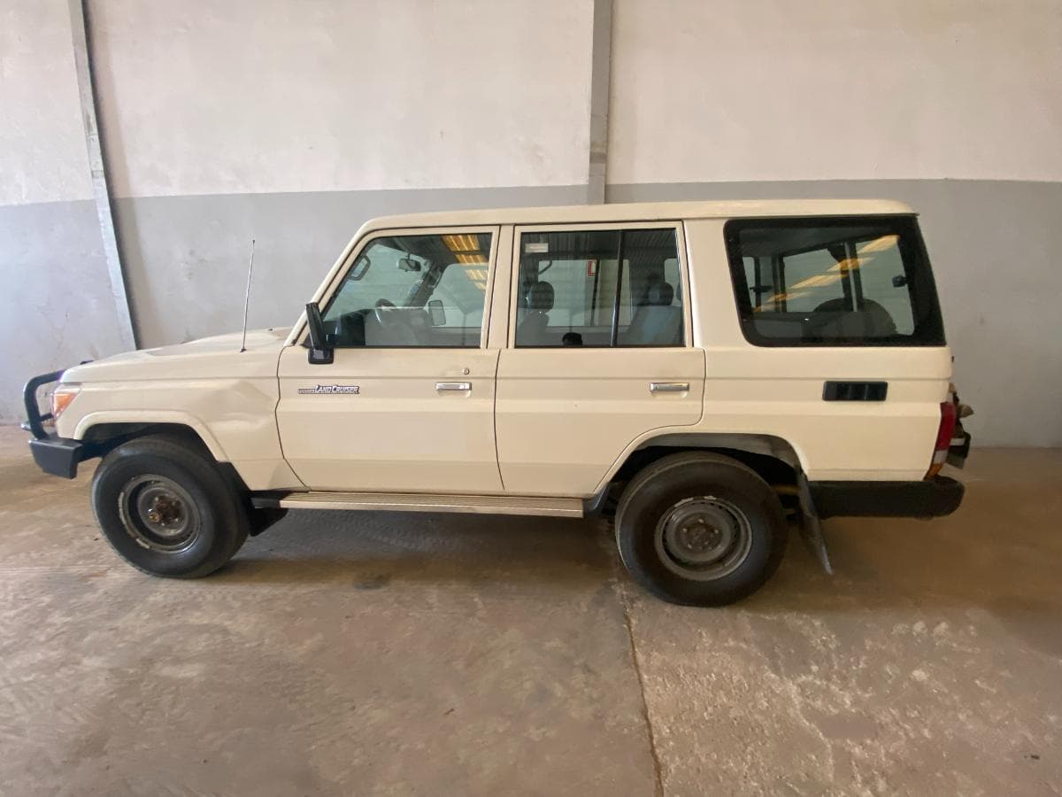Toyota Land Cruiser (4x4) · — imagen 2