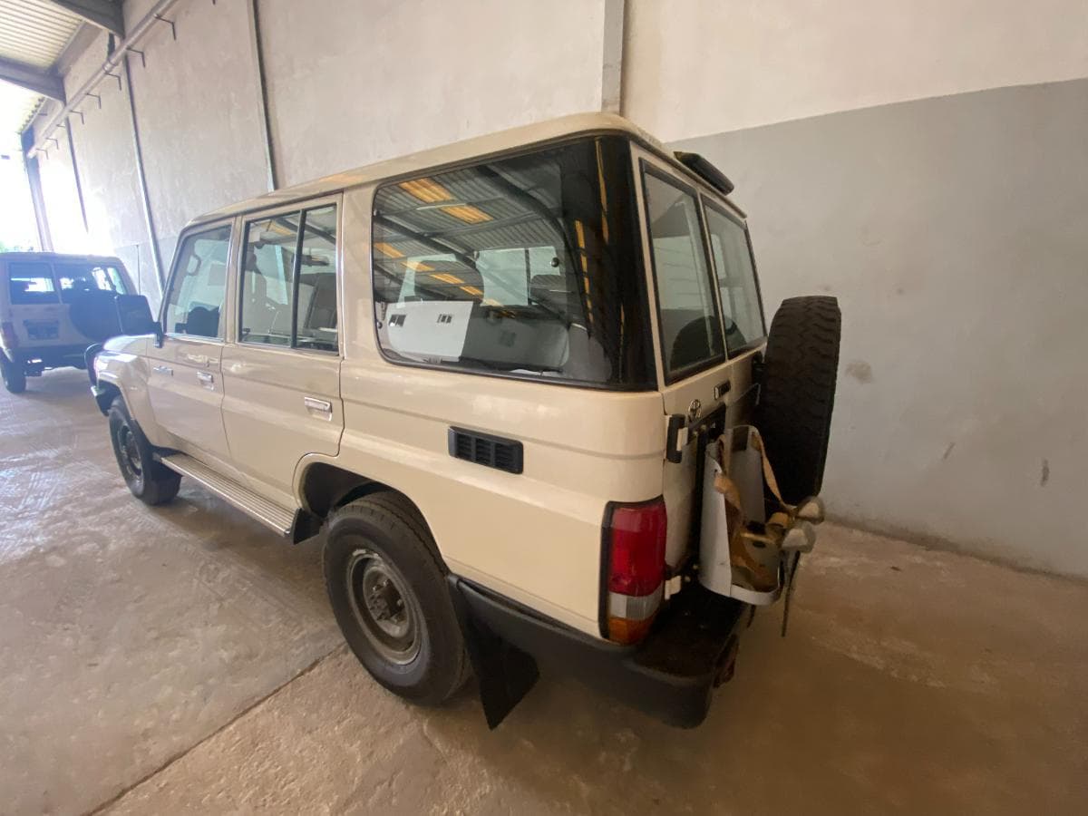 Toyota Land Cruiser (4x4) · — imagen 5