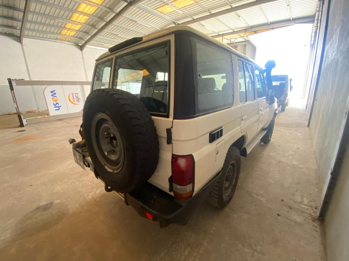 Toyota Land Cruiser (4x4) · — imagen 4