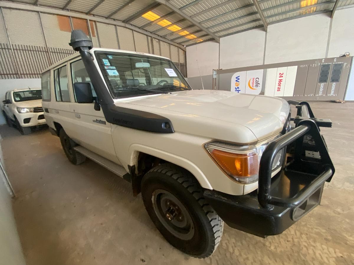 Toyota Land Cruiser (4x4) · — imagen 6