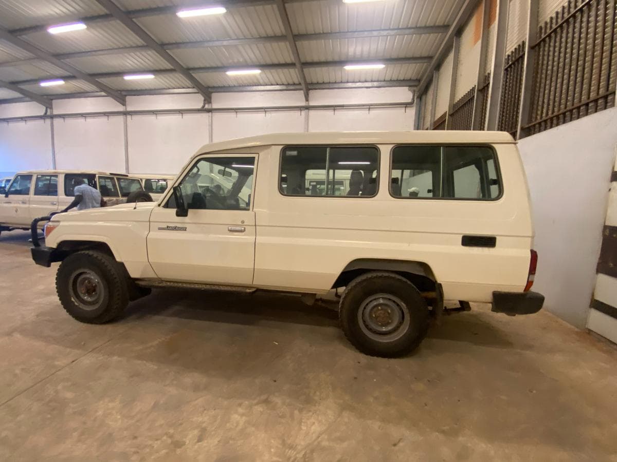Toyota Land Cruiser (4x4) · — imagen 3