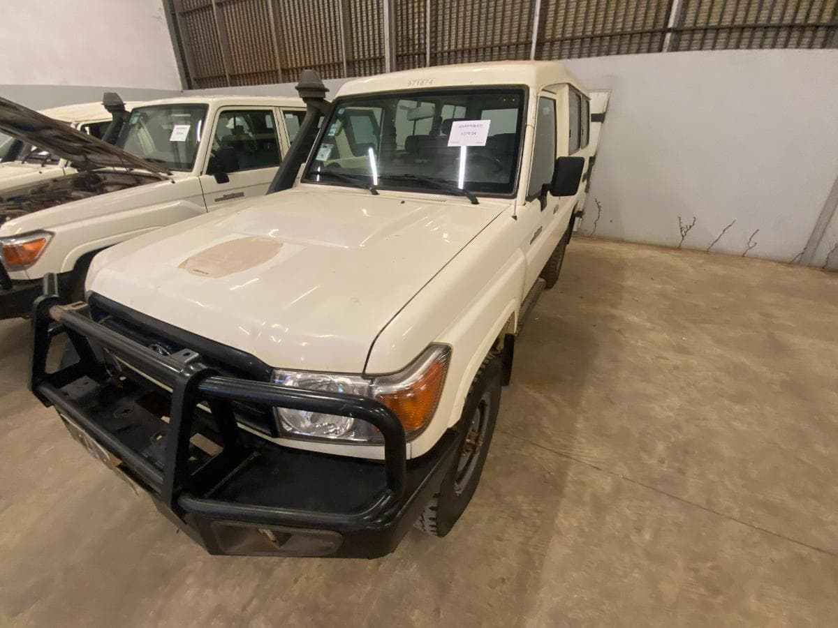 Toyota Land Cruiser (4x4) ·