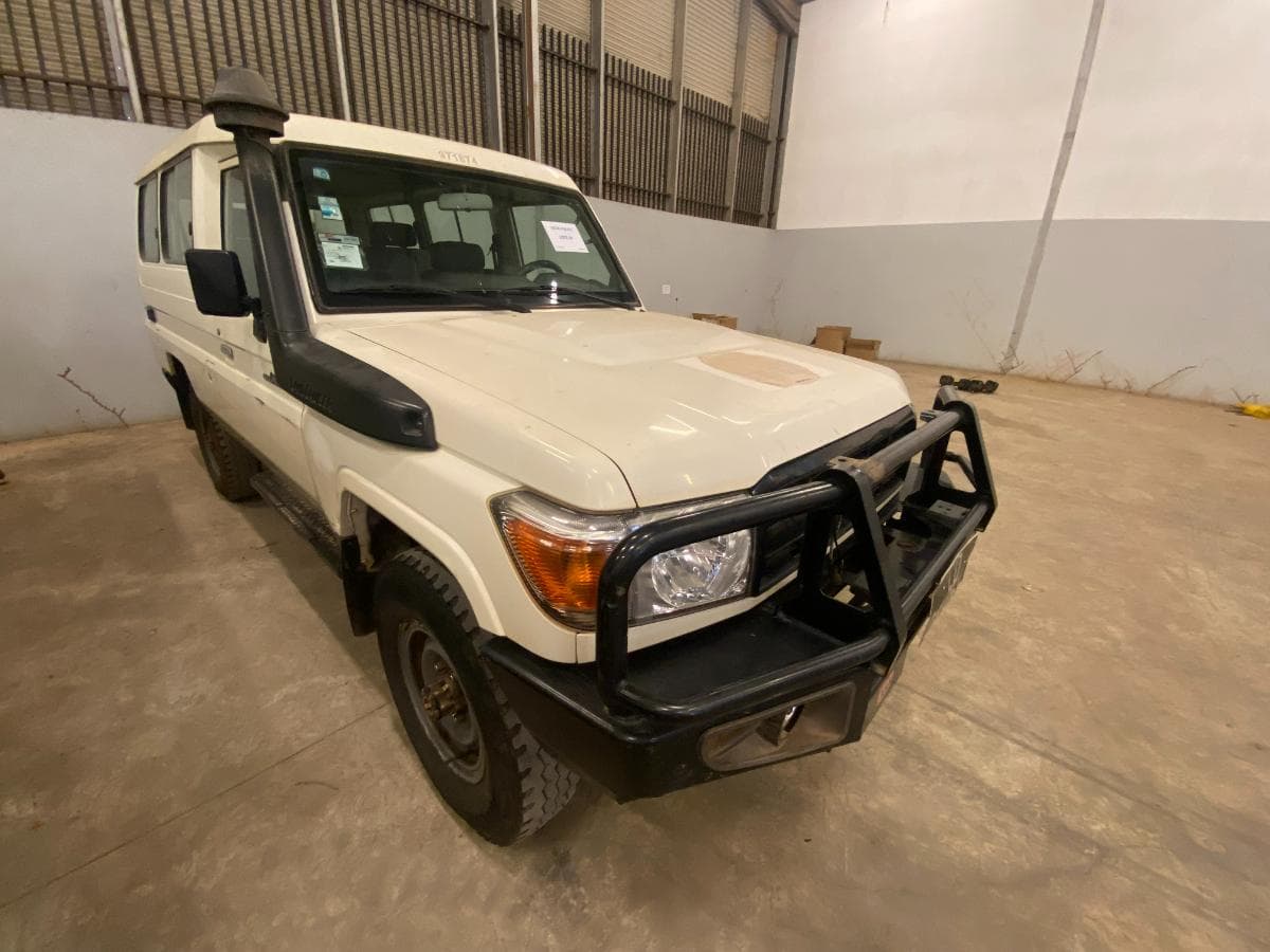 Toyota Land Cruiser (4x4) · — imagen 4