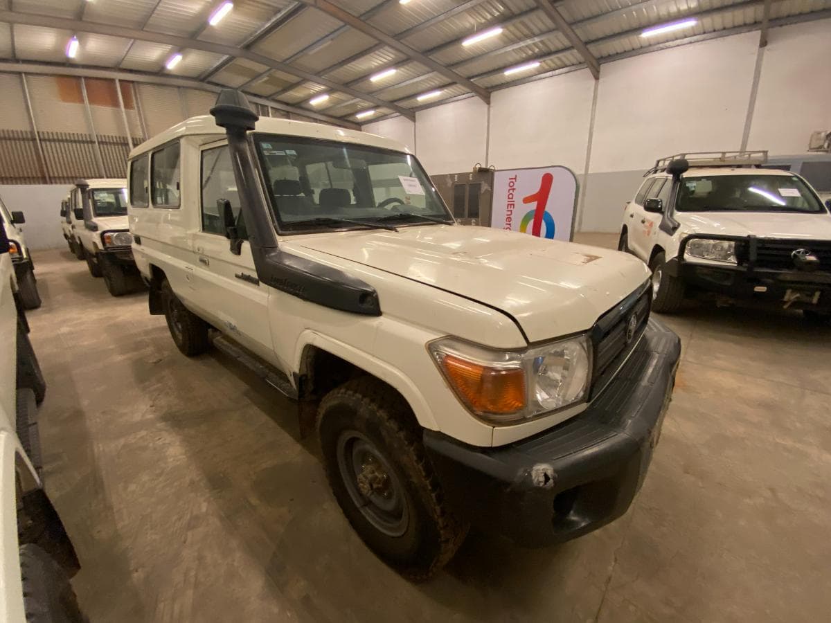 Toyota Land Cruiser (4x4) · — imagem 3
