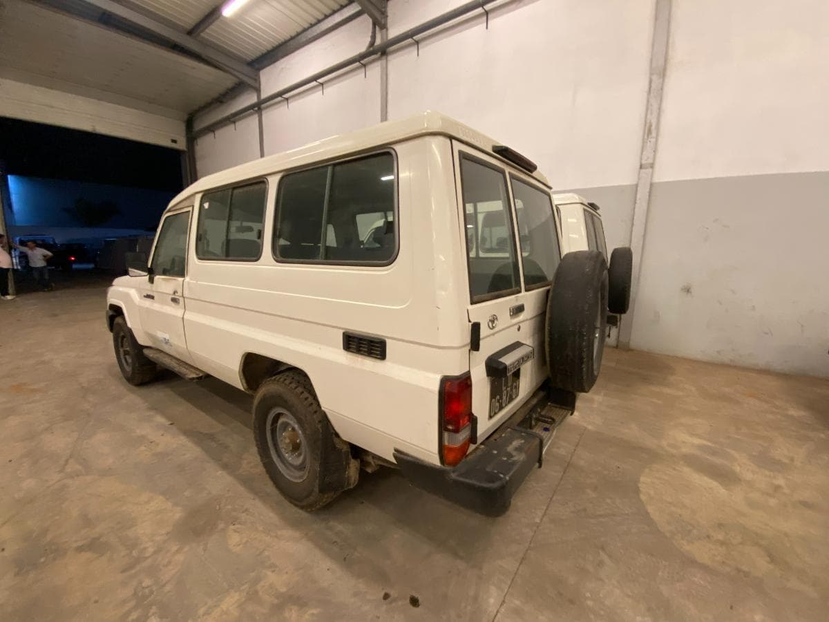 Toyota Land Cruiser (4x4) · — imagem 4