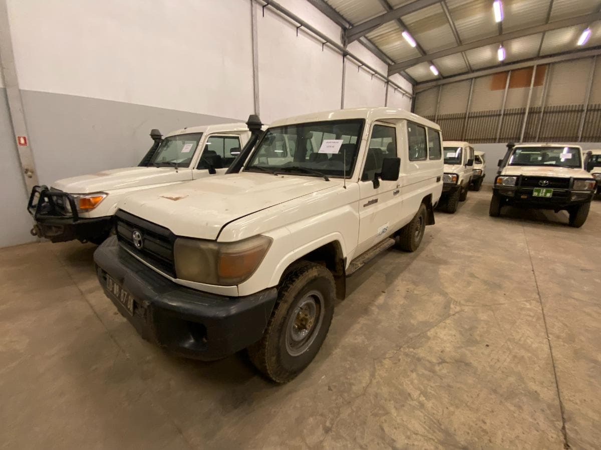 Toyota Land Cruiser (4x4) ·