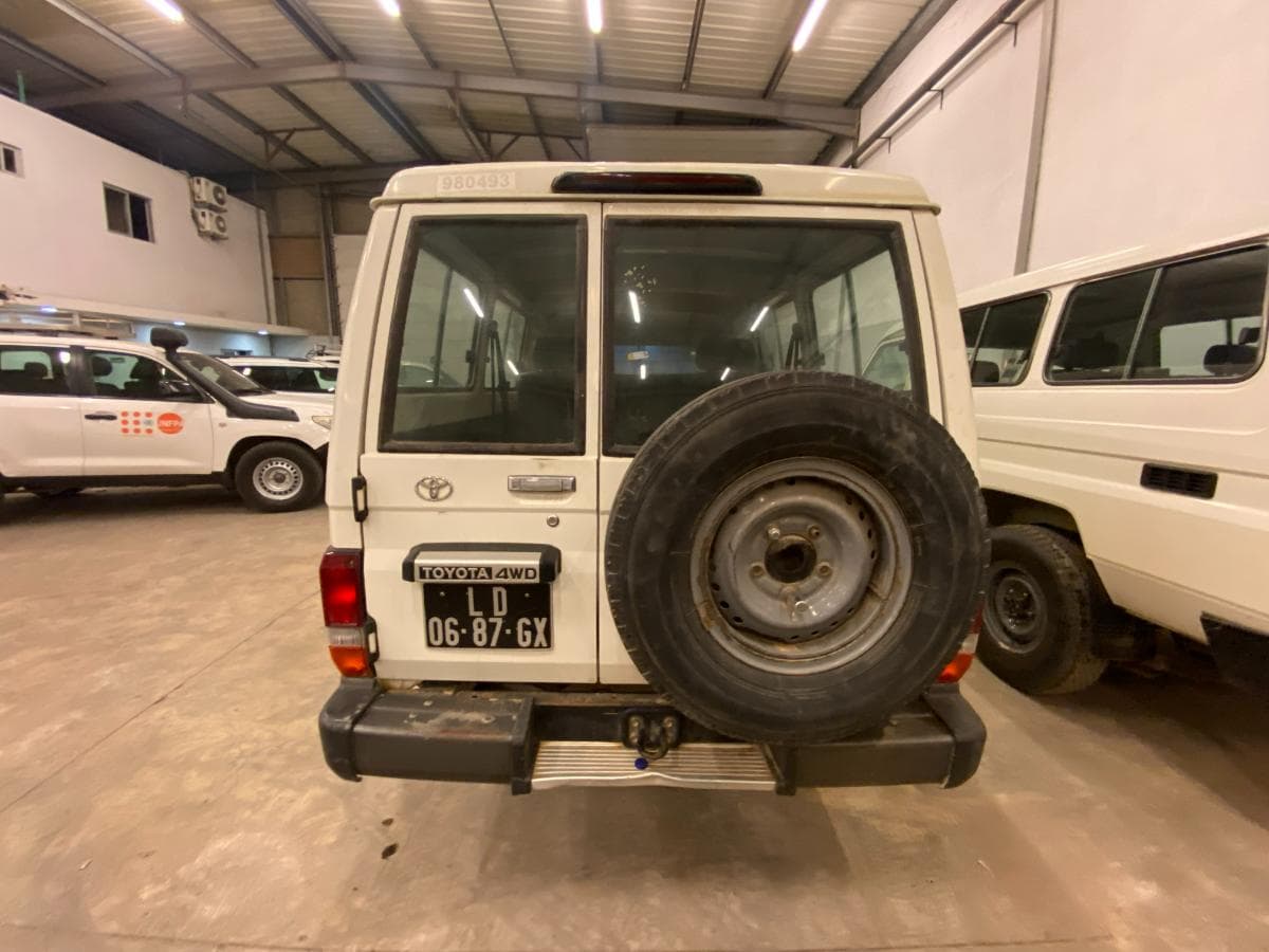 Toyota Land Cruiser (4x4) · — imagem 7