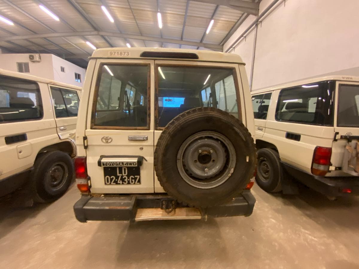 Toyota Land Cruiser (4x4) · — image 3