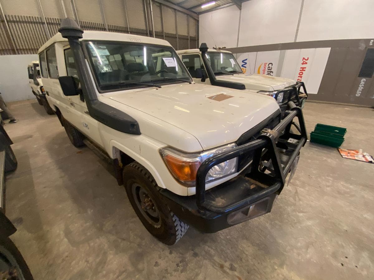 Toyota Land Cruiser (4x4) · — image 2