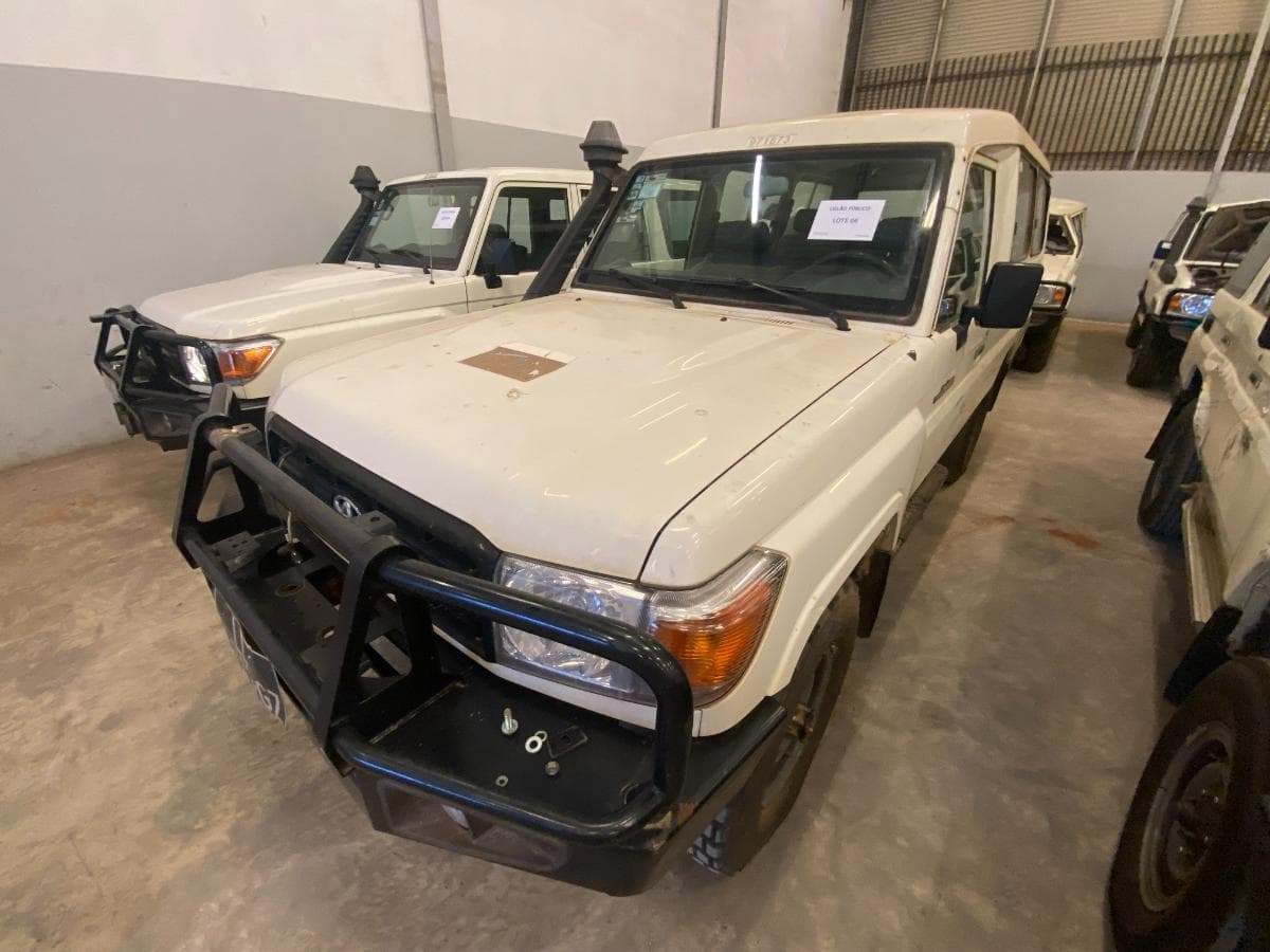 Toyota Land Cruiser (4x4) ·