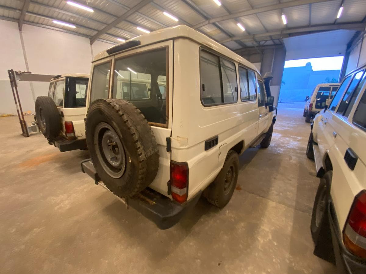 Toyota Land Cruiser (4x4) · — image 4
