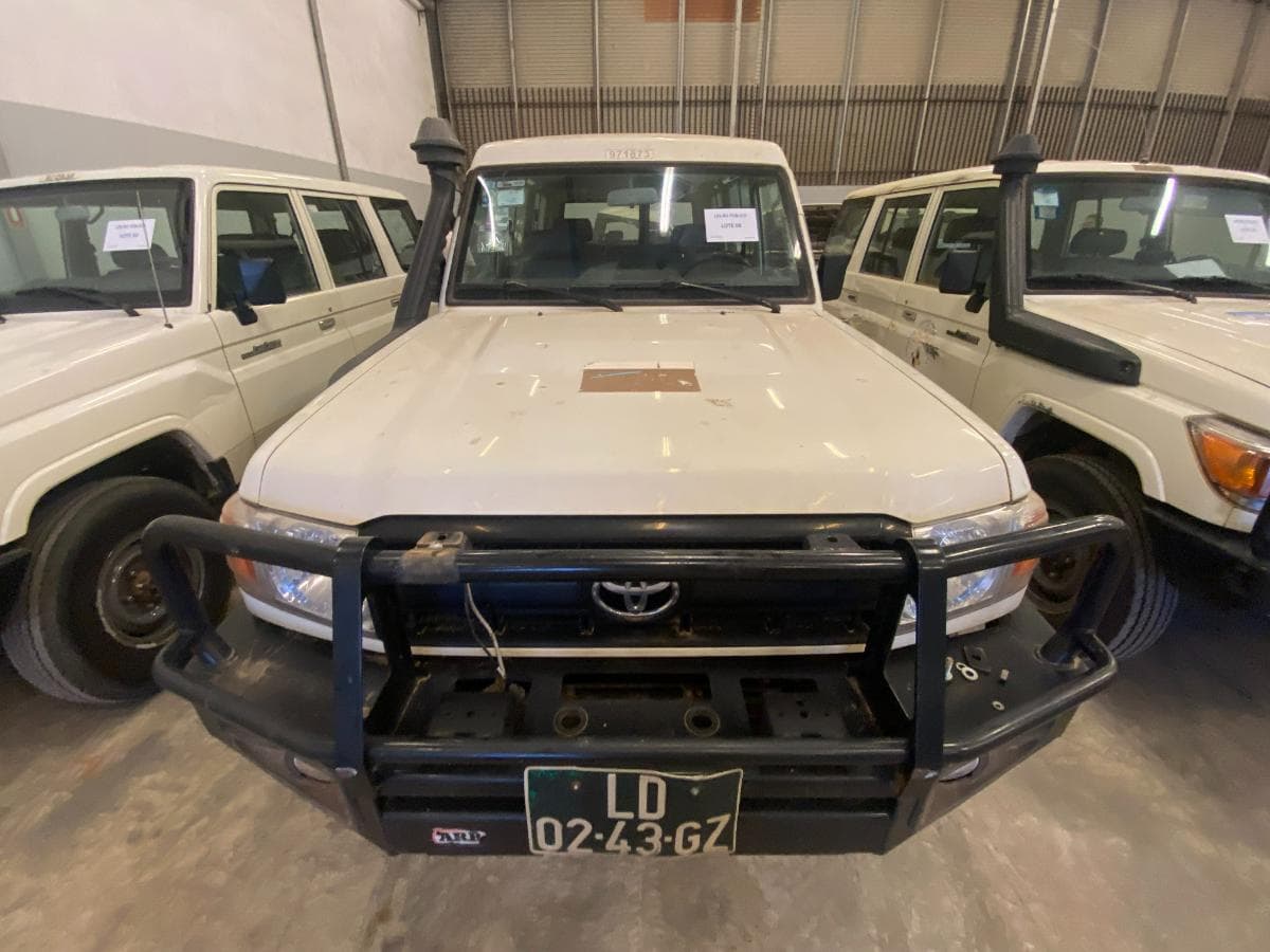Toyota Land Cruiser (4x4) · — image 5
