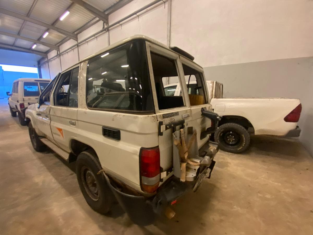 Toyota Land Cruiser (4x4) · — image 3