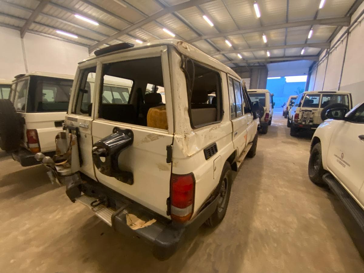 Toyota Land Cruiser (4x4) · — image 4