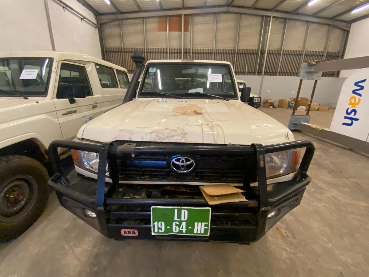 Toyota Land Cruiser (4x4) · — image 2