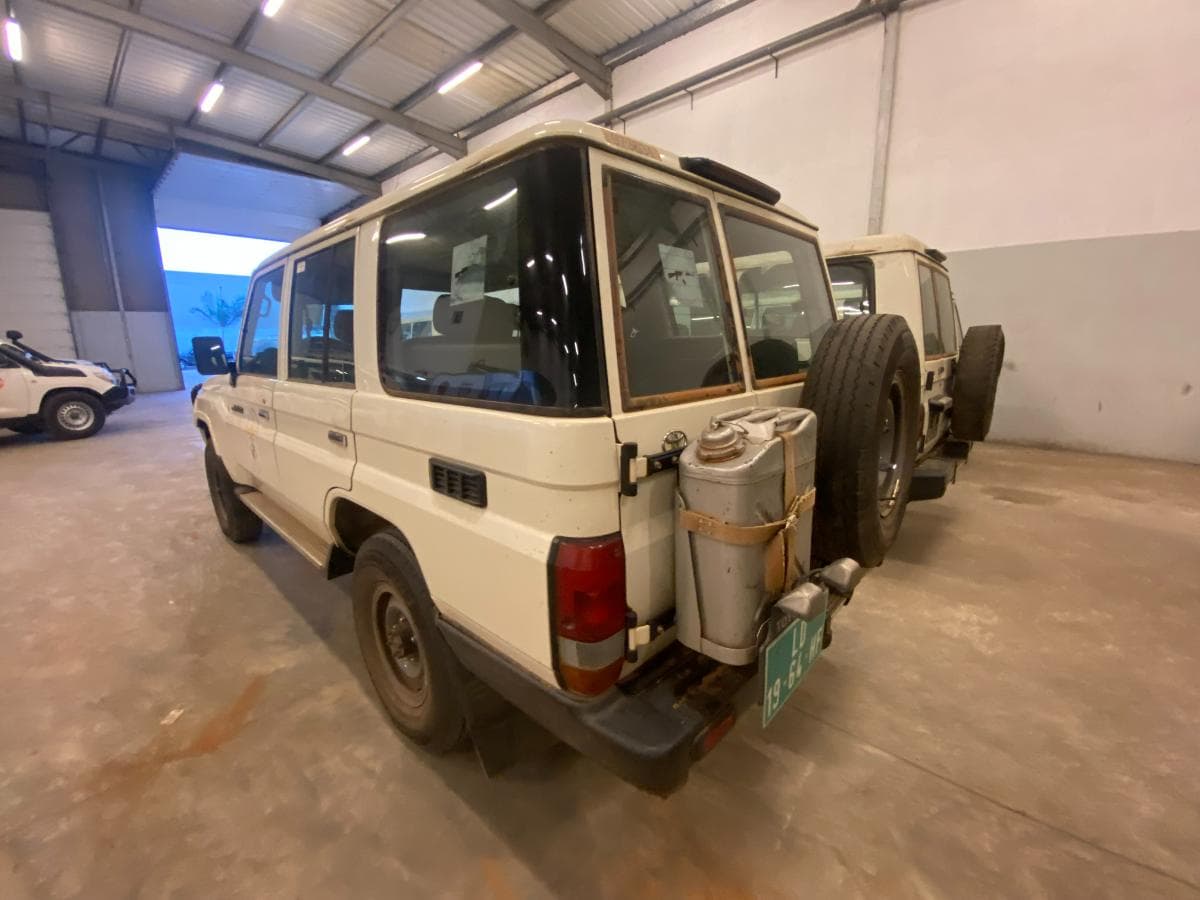 Toyota Land Cruiser (4x4) · — image 3