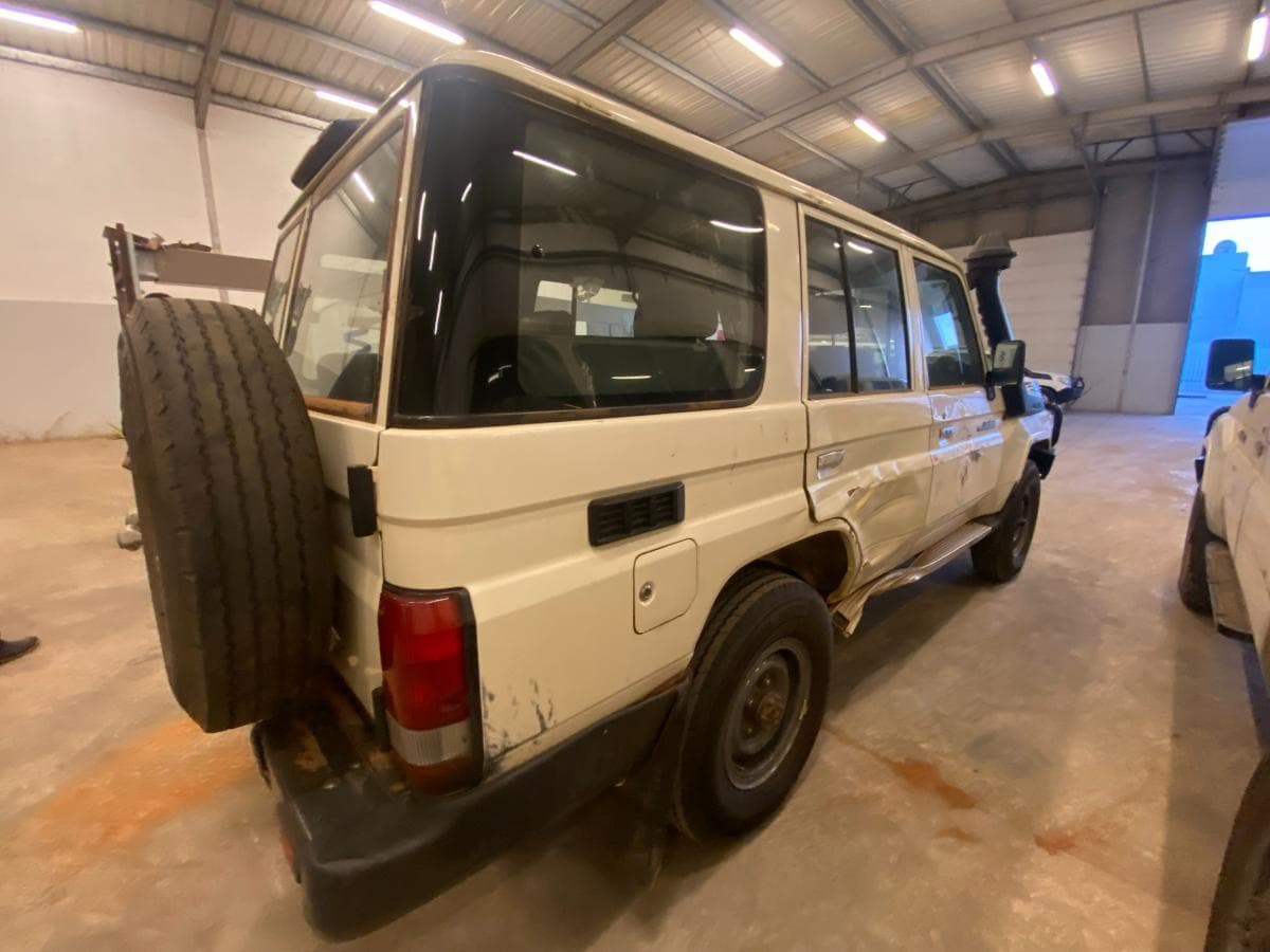 Toyota Land Cruiser (4x4) · — image 4