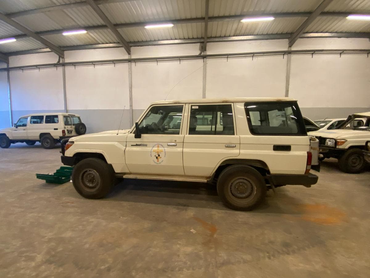 Toyota Land Cruiser (4x4) · — image 7