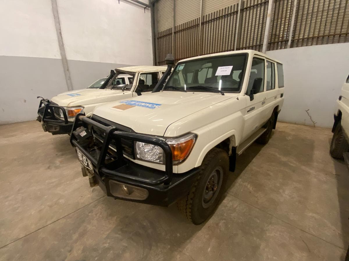 Toyota Land Cruiser (4x4) ·