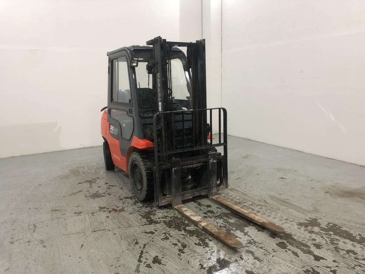 Empilhador Toyota 3000Kg · Ano 2000 — image 1