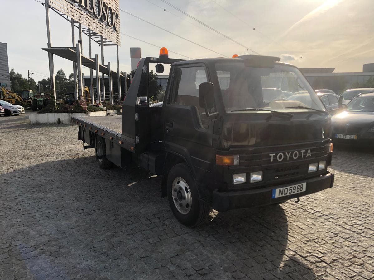 Reboque Toyota Dyna 250 · Ano 1990 — imagem 1