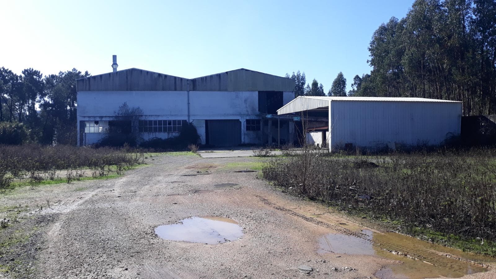 Armazéns + Lote para Construção + Terrenos · Ourém — imagem 1