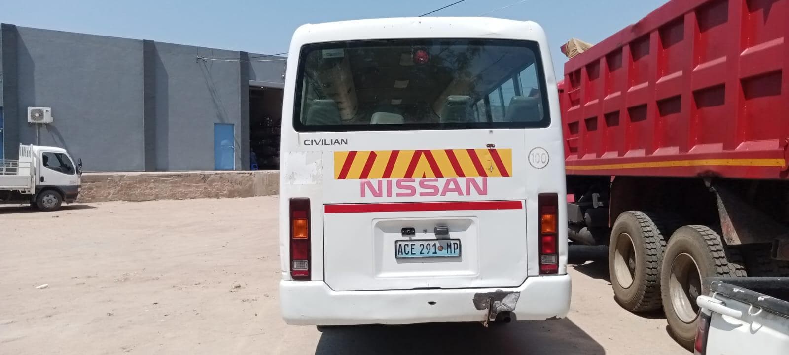 Autocarro Nissan Civilian · — imagen 2