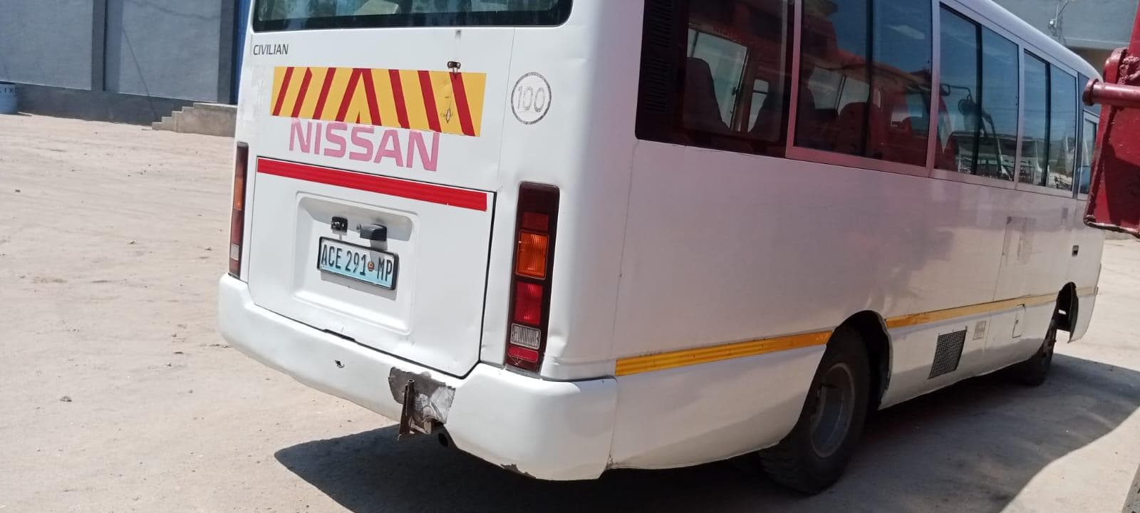 Autocarro Nissan Civilian · — imagen 5