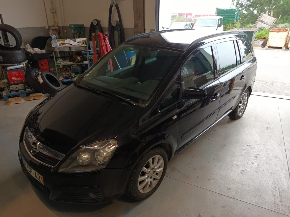 Opel Zafira 1.9 CDTI · Ano 2006 — image 1