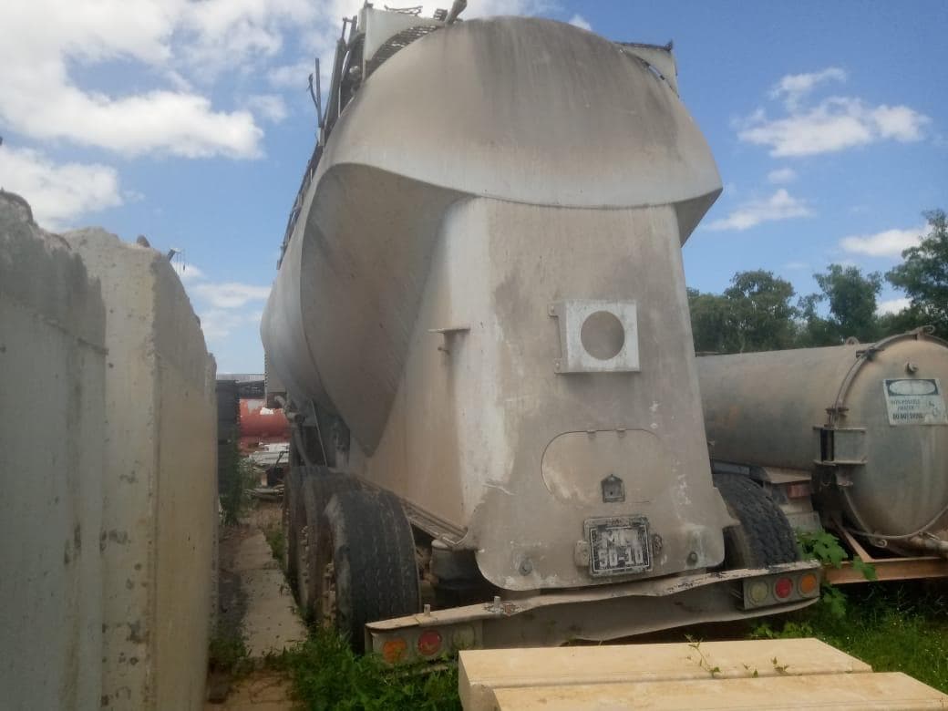 Silo de cimento ·