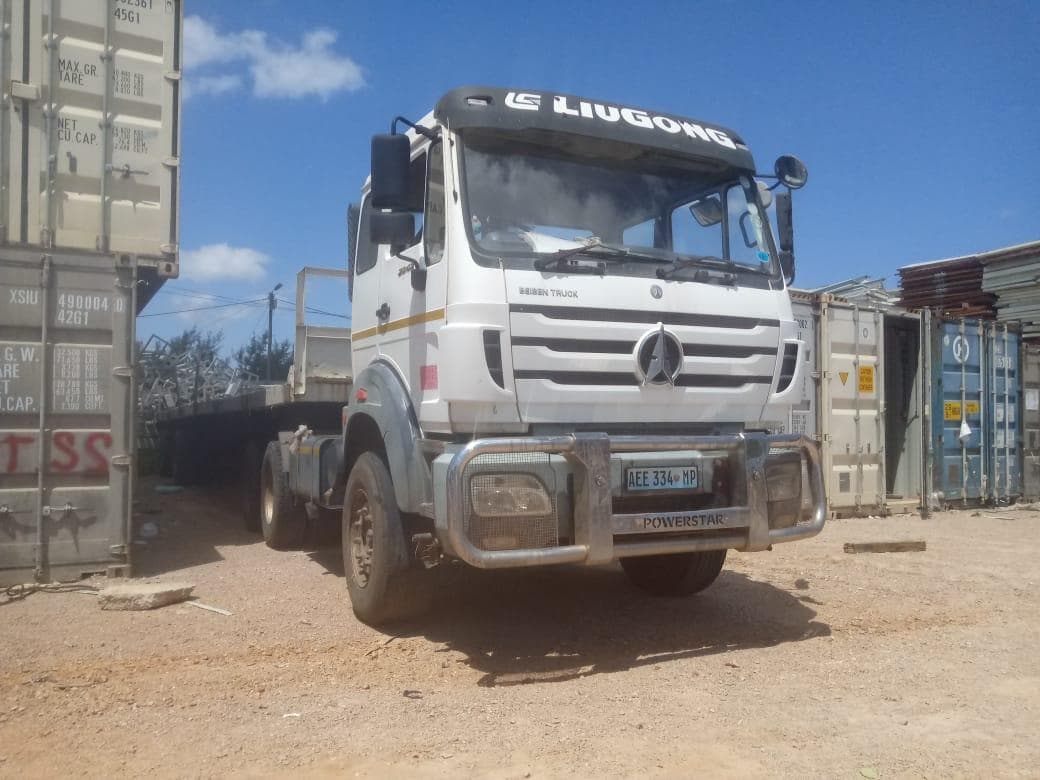 Camião com atrelado marca Beiben Truck ·