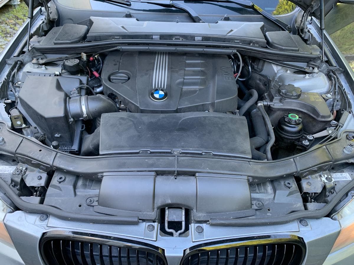 BMW 320D Touring · Ano 2010 — imagem 12