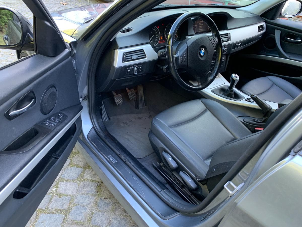 BMW 320D Touring · Ano 2010 — imagem 24