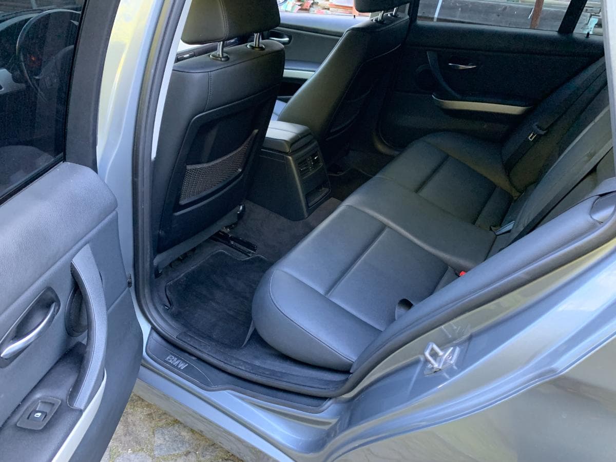 BMW 320D Touring · Ano 2010 — imagem 25