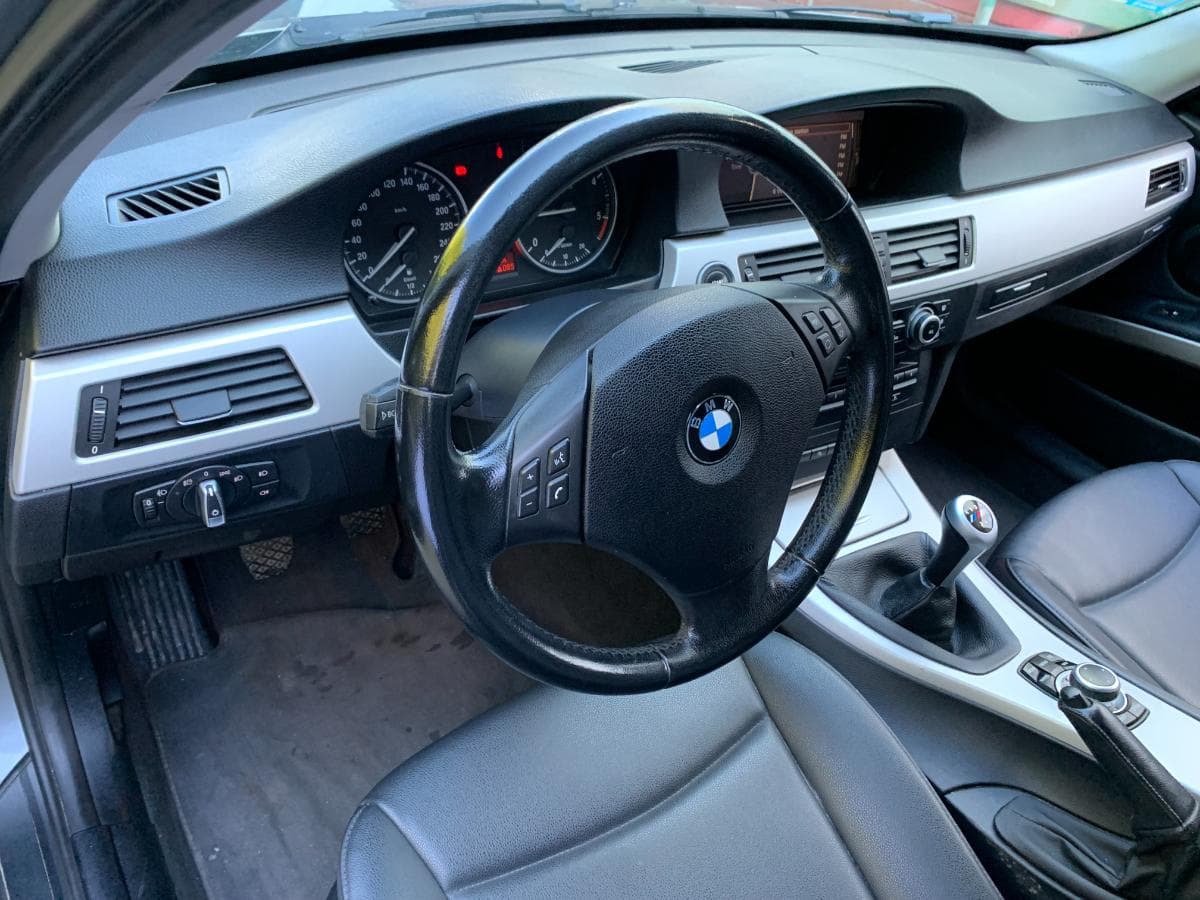BMW 320D Touring · Ano 2010 — imagem 27