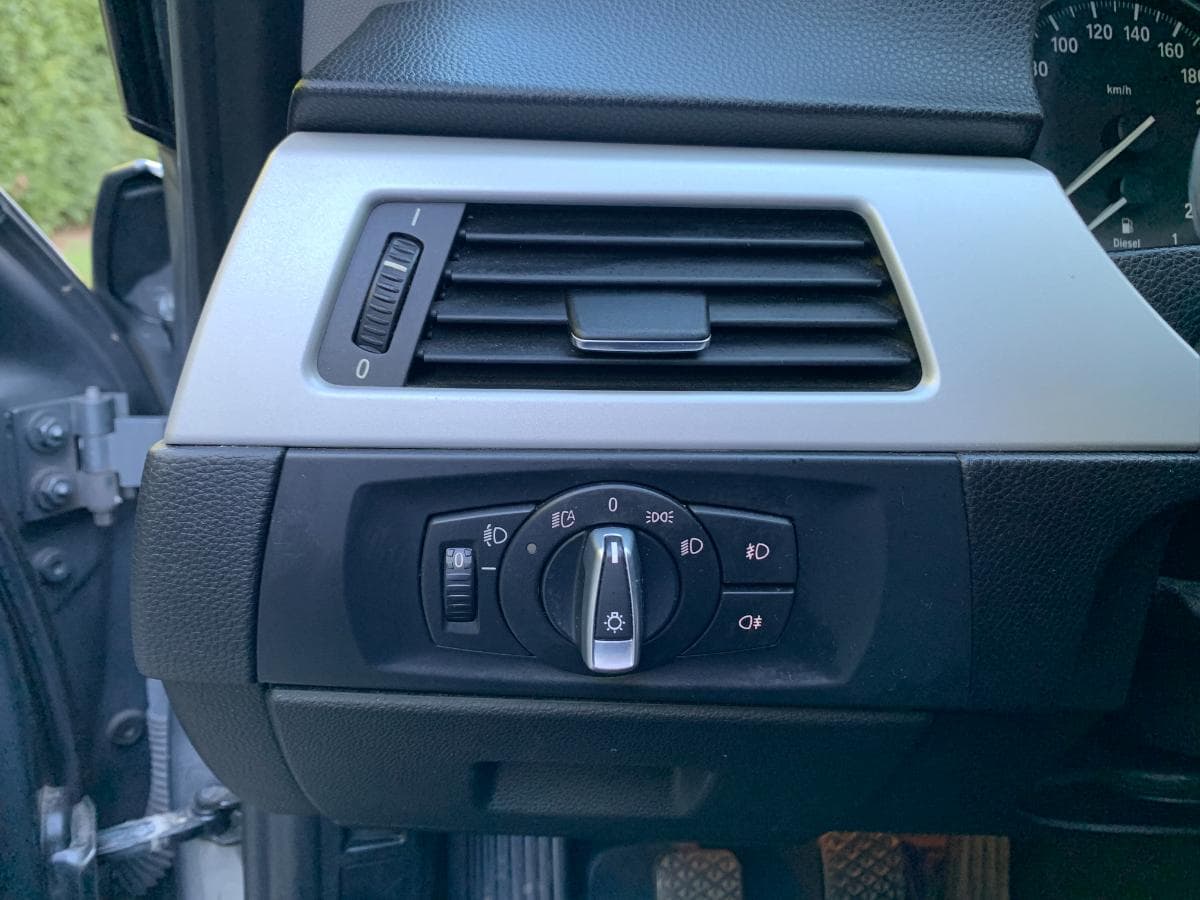 BMW 320D Touring · Ano 2010 — imagem 37