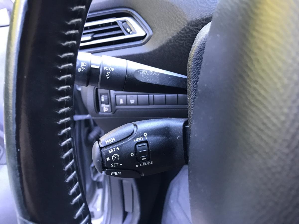 Peugeot 308 SW 1.6 BlueHDI · Ano 2015 — imagen 29