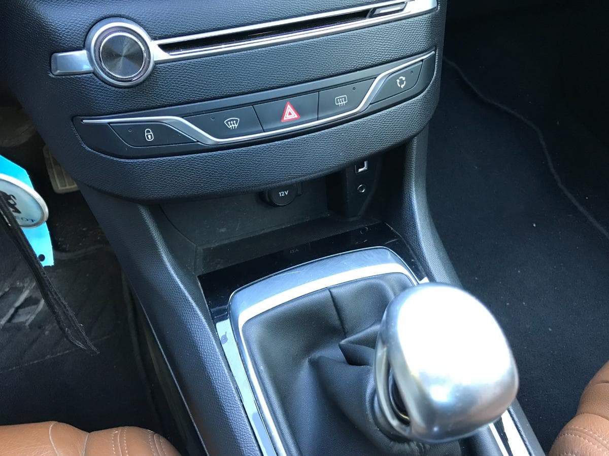 Peugeot 308 SW 1.6 BlueHDI · Ano 2015 — imagen 30