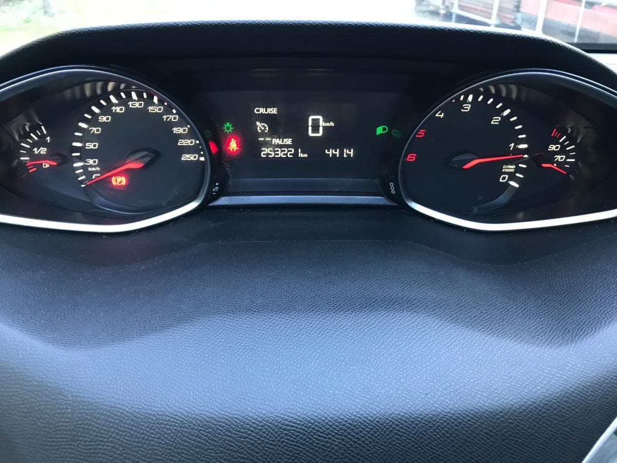 Peugeot 308 SW 1.6 BlueHDI · Ano 2015 — imagen 32